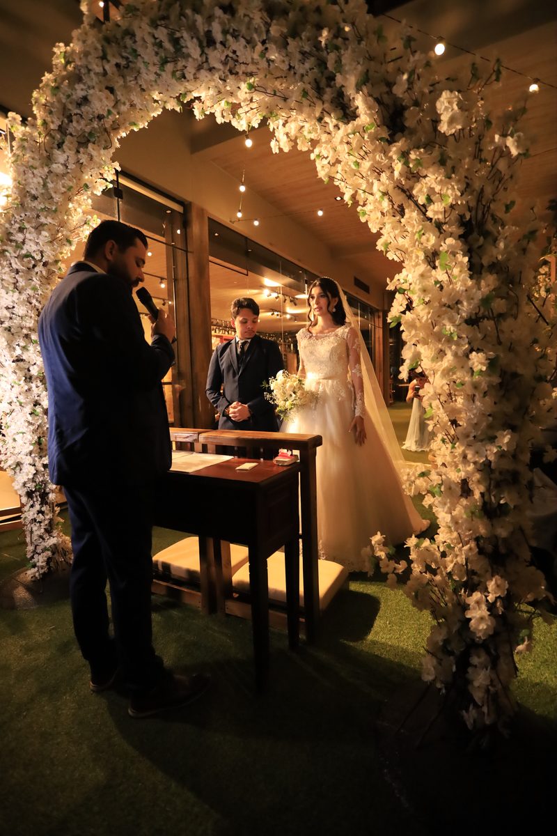 Cerimônia de casamento no Canto do Vinho — noivos sob arco floral
