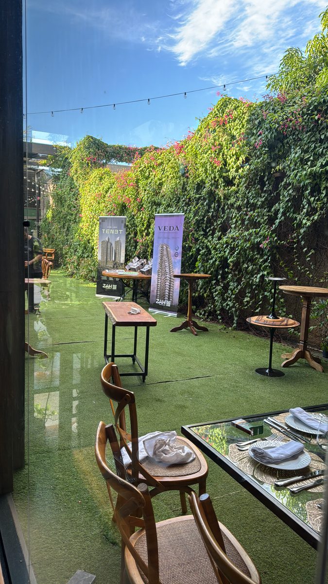 Evento corporativo no Canto do Vinho — área externa com jardim