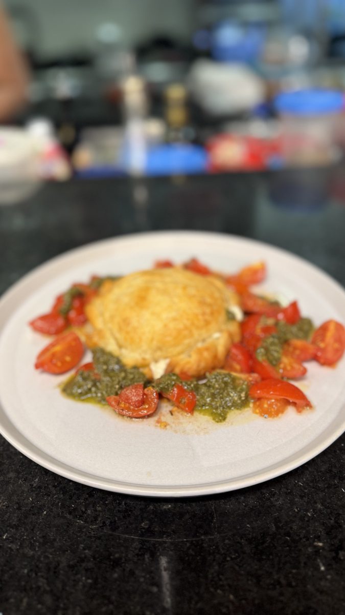 Prato gourmet com tomatinhos e pesto