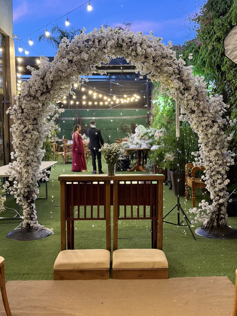 Arco floral montado para cerimônia de casamento