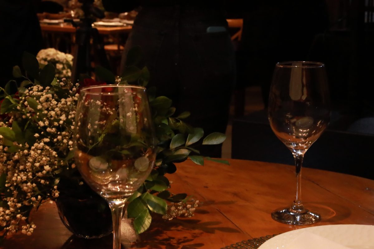 Taças de cristal com arranjo floral